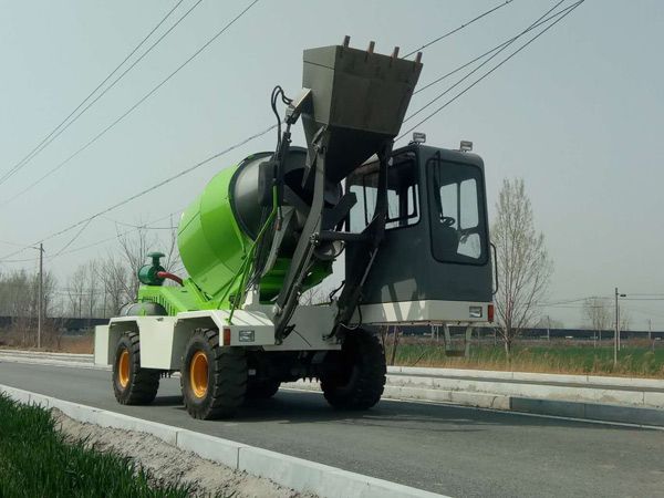2.6方自动上料混凝土搅拌车3.jpg