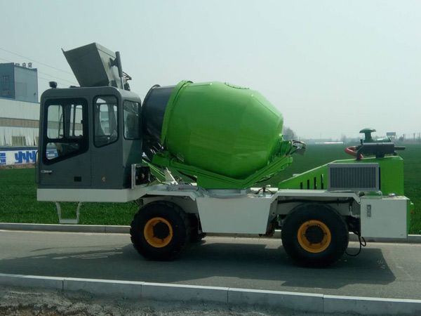 2.6方自动上料混凝土搅拌车2.jpg